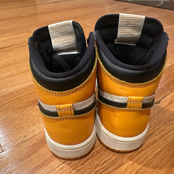 Jordan 1s boys size 1.5 black, yellow, white - Picture 2 of 4